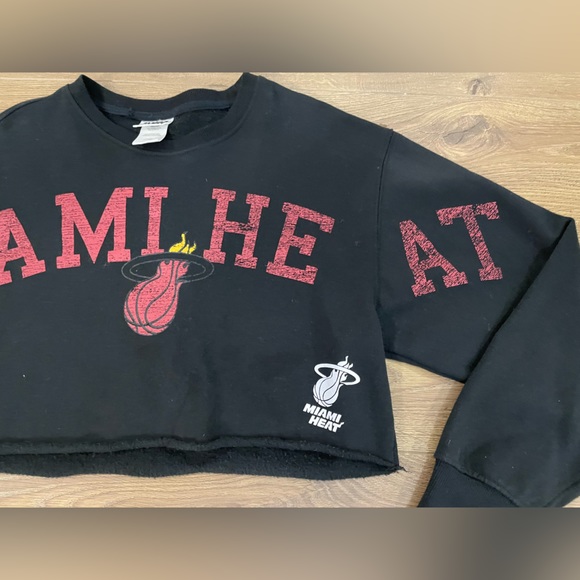 Miami Heat Official NBA Cropped Women’s Black Sweater Small - Picture 2 of 8